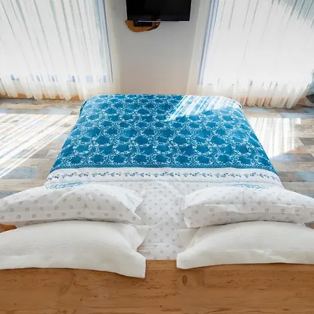 ベッド・アンド・ブレックファスト Private And Luxurious Suites In Villa With Beautiful Garden ギョジェク